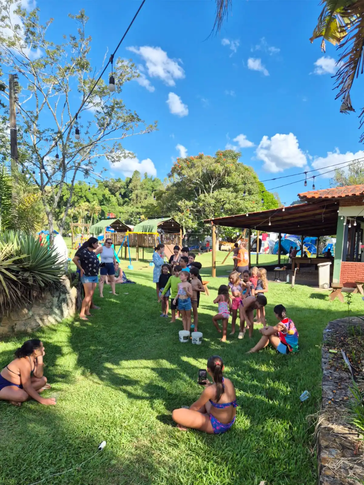 Crianças brincando no gramado do Park dos Lagos