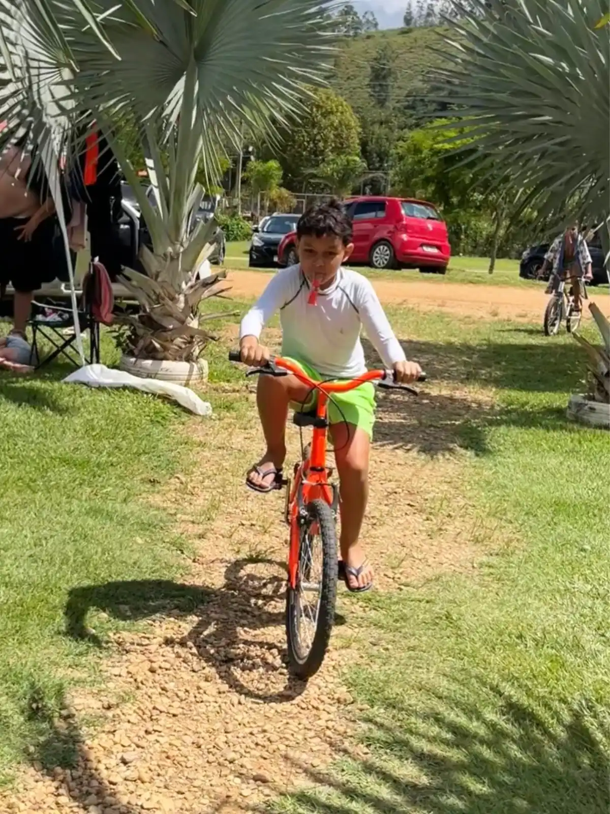Criança pedalando no camping do Park dos Lagos