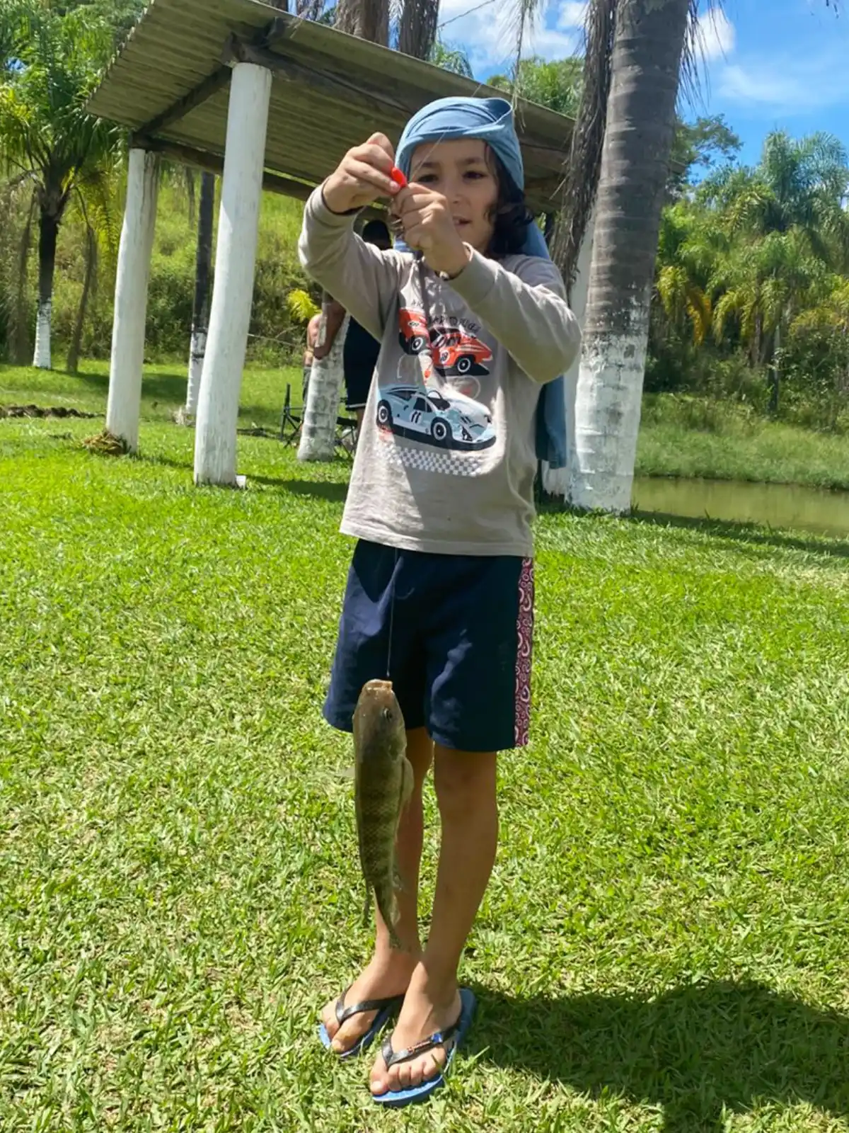 Criança segurando o primeiro peixe no Park dos Lagos